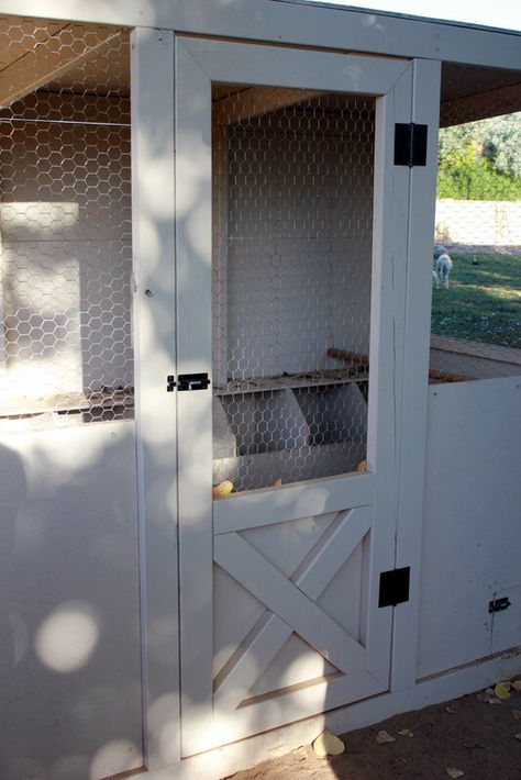 White Chicken Coop, Build A Screen Door, Screen Door Diy, Cheap Chicken Coops, Chicken Coop Door, Coop Door, Chicken Poop, Portable Chicken Coop, Chicken Pen