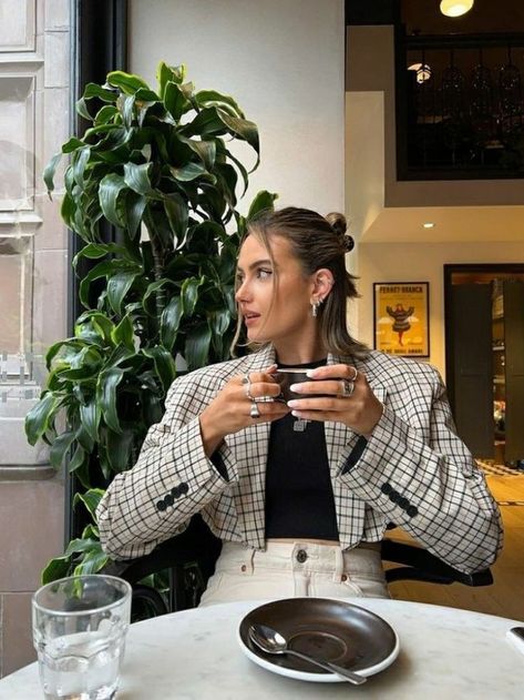 Photoshoot In Coffee Shop, Coffee Poses Photo Ideas, Cafe Poses Instagram, Cafe Picture Ideas, Cafe Pose Ideas, Cafe Poses, Cafe Pose, Cafe Photoshoot, Cafe Pictures