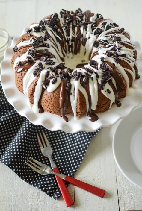 Quick & Easy Cookies and Cream Bundt Cake, perfect for a weekend potluck. Cookies And Cream Bundt Cake, Cookies N Cream, Meals Ideas, Cooking For Beginners, Cookies N Cream Cookies, Dinner Meals, Bundt Cakes, Fabulous Foods, Oreo Cookies