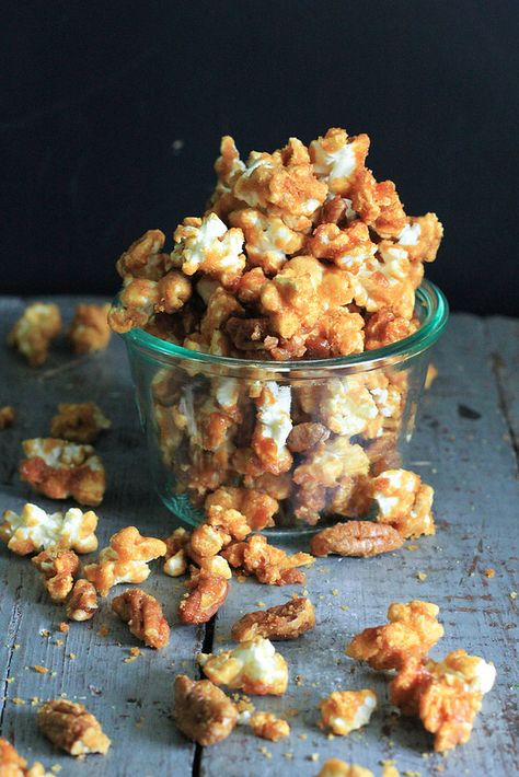 Sorghum Caramel Corn : Southern Souffle via bloglovin Sorghum Syrup Recipes, Sorghum Recipes, Sorghum Syrup, Popcorn Snacks, Caramel Corn, Popcorn Recipes, Pretzels, Food Gifts, Sweet Snacks