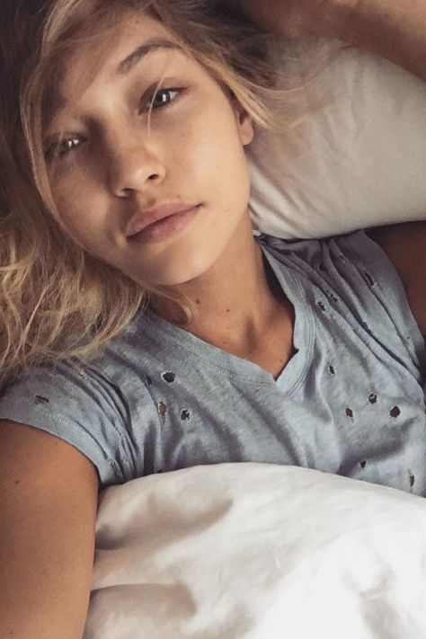 The best celebrity no-makeup selfies: Gigi Hadid Gigi Hadid Beauty, Kylie Jenner Fotos, Celebs Without Makeup, Hadid Sisters, Behati Prinsloo, Mode Boho, Bare Face, Jessica Biel, Nicole Richie