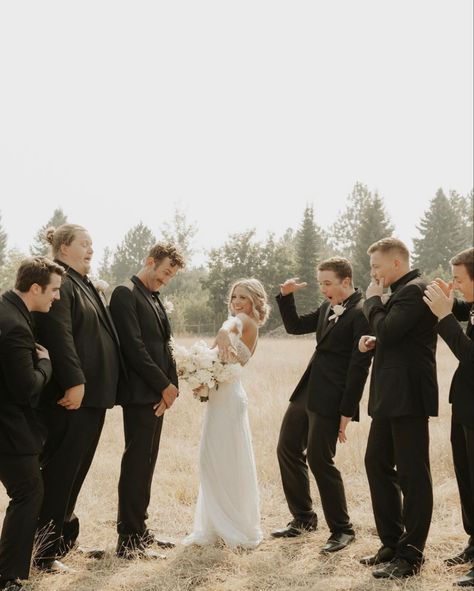 Bridal Party Unique Photos, Bride And Groomsmen Photos, Group Photo Wedding Ideas, Wedding Poses For Wedding Party, Groomsmen And Bride Photos, Wedding Photo Ideas With Family, Wedding Photo Examples, Wedding Picture Ideas With Bridal Party Groomsmen, Wedding Photos With Wedding Party