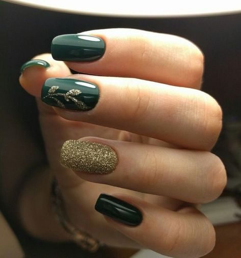 Green And Gold Matte Nails, Green And Gold Nail Designs Short, Dark Green Gold Nails, Dark Green Nails With Gold, Nail Chinese, Gold Gel Nails, Short Nail Manicure, Bridesmaids Nails, Gold Acrylic Nails