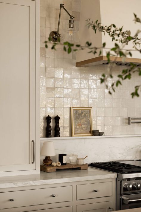 Natural Wood Kitchen Black Counter, Shea Mcgee Kitchen, Studio Mcgee Kitchen Styling, Hearth And Hand With Magnolia Kitchen, Studio Mcgee Modern, Studio Mcgee Kitchen, Italy Kitchen, Magnolia Kitchen, Modern Mountain