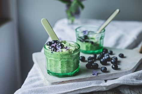 GREEN SUMMER CHIA PUDDING - My Berry Forest Mocha Smoothie, Fresh Fruit Smoothies, Green Tea Detox, Baking Book, Chia Pudding Recipes, Stuffed Avocado Healthy, Food Website, Food Blogs, Chia Pudding