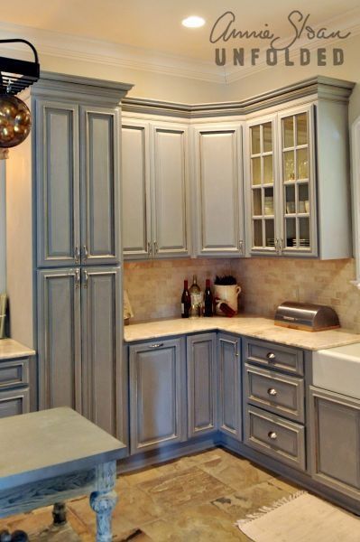 Annie Sloan Chalk Paint Kitchen Cabinets | Annie Sloan a créé une peinture qui adhère à presque n'importe ... Chalk Paint Kitchen Cabinets, Chalk Paint Kitchen, Moms Kitchen, Painted Cabinets, Paint Kitchen, Gray Cabinets, Casa Vintage, Diy Kitchen Cabinets, Annie Sloan Chalk Paint