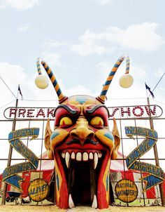 AHS freak show entrance Horror Amusement Park, Carnival Entrance, Circus Tricks, Dark Carnival, Creepy Circus, Circus Aesthetic, Creepy Carnival, Halloween Circus, Dark Circus