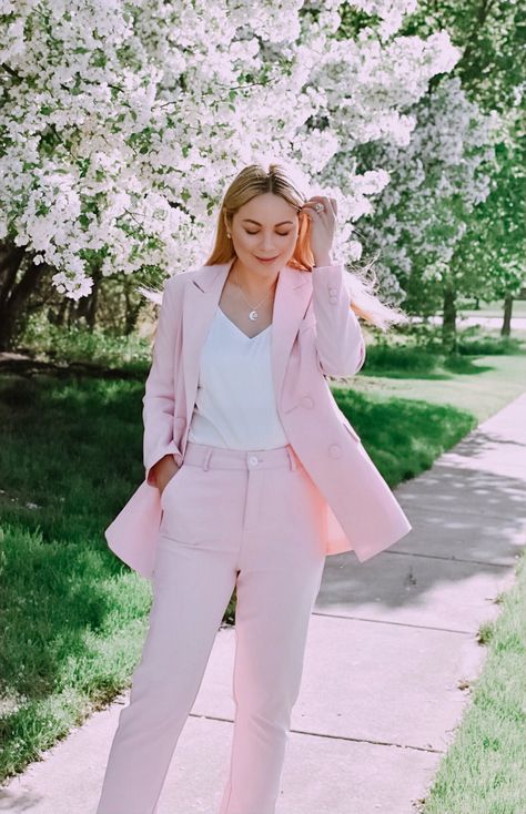 How to Wear a Pink Power Suit #fashion #style #powersuit #pink Pink Power Suit, Pink Suits Women, Executive Women, Pink Ladies Outfit, Pink Blazer Outfit, Pink Suits, Bridesmaid Suits, Infinity Top, Pink Pants Outfit