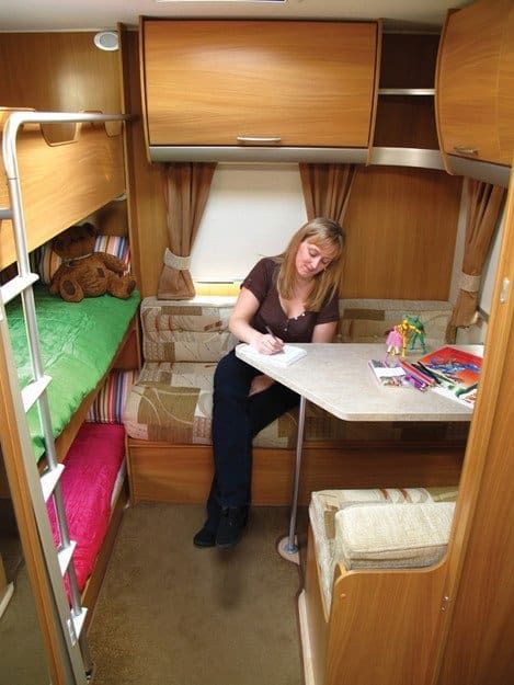 Triple Decker Bunk Bed Ideas For Tiny Houses, Camper Bunk Beds, Bunk Bed Ideas, Tiny House Family, Triple Bunk Beds, Modern Bunk Beds, Bus Living, Kombi Home, Caravan Renovation