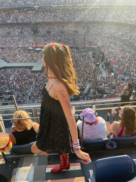 eras tour photo inspo, black dress, red cowgirl boots, curled hair, taylor swift, concert, denver N2 Black Dress Red Cowgirl Boots, Tour Pictures, Red Cowgirl Boots, Curled Hair, Swift Concert, Taylor Swift Concert, Red Boots, Senior Photos, Photo Inspo