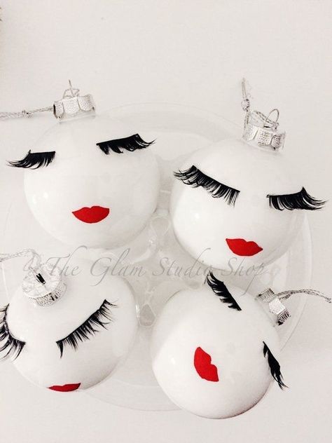 Esthetician Christmas Decor, Esthetician Christmas, Christmas Lashes, Christmas Salon, Makeup Christmas Gifts, Eyelash Decor, Beauty Salon Decor, Fashion Christmas, Christmas Gift Decorations