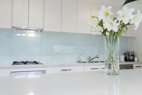 Diespeker & Co. | Bespoke coloured glass White Kitchen Bench, White Kitchen Splashback Ideas, Glass Splashback Kitchen, Coloured Glass Splashbacks, Splashback Ideas, Splashback Kitchen, White Kitchen Splashback, Neutral Backsplash, Kitchen Splashback Tiles