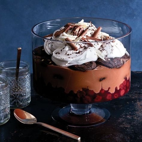 Christmas Trifle Recipes, Black Forest Trifle, Christmas Trifle, Brownie Trifle, Chocolate Trifle, Chocolate Custard, Trifle Desserts, Make Ahead Desserts, Trifle Recipe