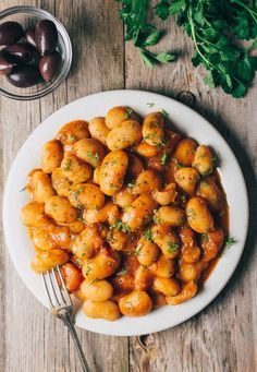 Gigantes Plaki, Lima Bean Recipes, Greek Vegetables, Greek Dinner, Butter Beans Recipe, Greek Chickpeas, Skiathos, Baked Vegetables, Greek Dishes