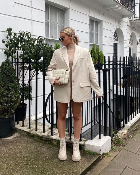 Creme Chelsea Boots Outfit, Beige Boots Outfit Winter Style, Nude Combat Boots Outfit, Beige Chunky Boots Outfit, Cream Chunky Boots Outfit, Cream Combat Boots Outfit, Cream Chelsea Boots Outfit, Beige Chelsea Boots Outfit, Creme Boots Outfit