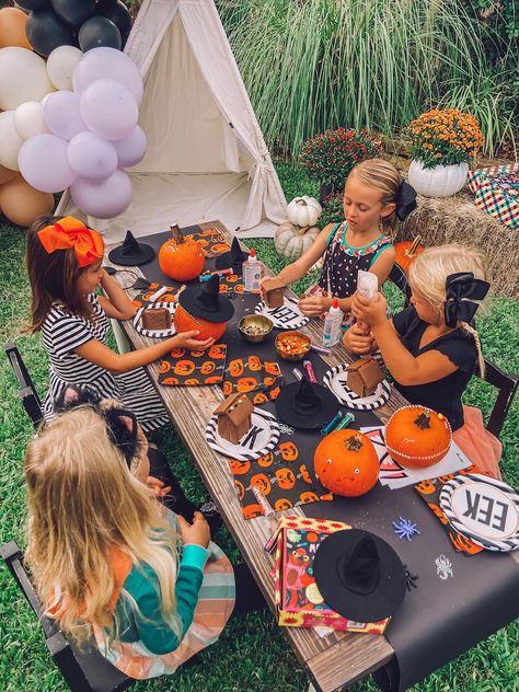 Halloween Picnic Party, Kids Outdoor Halloween Party, Halloween Playdate Ideas, Halloween Party Decor For Kids, Kid Picnic Ideas, Halloween Party Kids Activities, Kids Halloween Party Activities, Halloween Party Activities For Kids, Halloween Craft Party