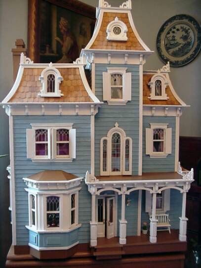 Beacon Hill Dollhouse by Wendy Elaine Dollhouse Exterior, Beacon Hill Dollhouse, Dollhouse Design, Haunted Dollhouse, Doll House Plans, Victorian Dollhouse, Miniature Rooms, Victorian Dolls, Beacon Hill