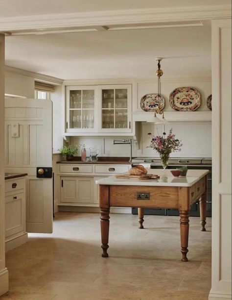 English Kitchens, Cottage Kitchens, Luxury Interiors, Cottage Kitchen, Large Kitchen, Kitchen Inspo, Luxury Kitchen, White Cabinets, Kitchen Styling