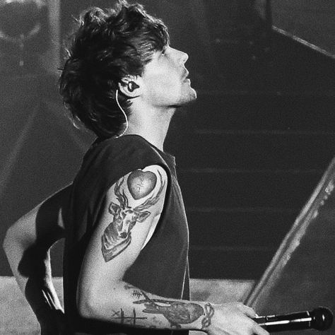 One Direction Drawings, Princess Parking, Louis Williams, Side Profile, Black And White Aesthetic, Young And Beautiful, Larry Stylinson, White Aesthetic, Louis Tomlinson