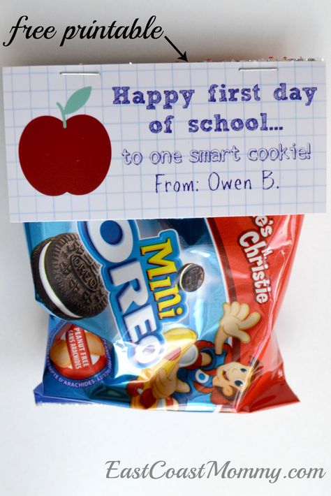 East Coast Mommy: First Day of School Class Treats (for smart cookies)... with free printable tags Daycare Treats, First Day Of School Classroom, Free School Printables, Preschool Snack, September Ideas, Class Treats, Cookie Quotes, Smart Cookies, Classroom Pictures