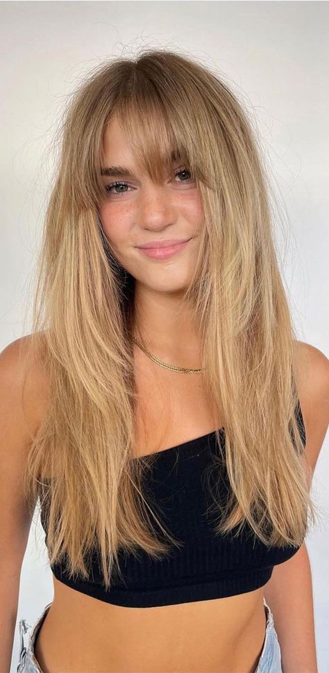 Blonde Bangs, Blonde Hair With Bangs, Vlasové Trendy, Sandy Blonde, Blonde Hair Inspiration, Layered Haircut, Haircuts Straight Hair, Long Hair With Bangs, Long Blonde