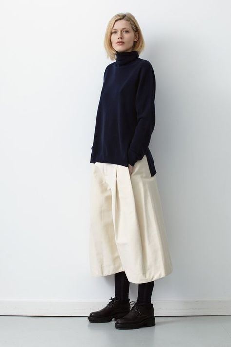 20 Ways to Wear Culottes This Season - Pretty Designs Minimalist Moda, Studio Nicholson, Stil Inspiration, Mode Inspo, Black Sweater, Looks Style, Mode Inspiration, Mode Style, Mode Outfits