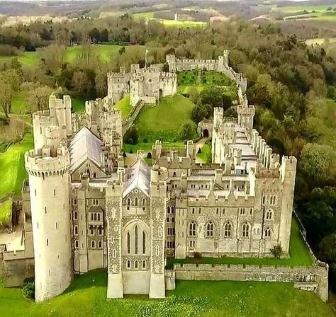 French Chateau Mansion, Castle Inspiration, Arundel Castle, European Palace, Castle Estate, Castle Painting, Storybook Homes, Old Castle, Castle Mansion