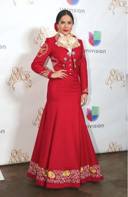 Danna García ha recibido entrenamiento con mariachis como parte de su preparación para actuar en la telenovela Qué bonito amor (Univisión), sumado al apoyo que… Mariachi Dress, Mariachi Women, Mariachi Outfit, Mariachi Suit, Charro Outfit, Folklorico Dresses, Vestido Charro, Mexican Quinceanera Dresses, Traditional Mexican Dress