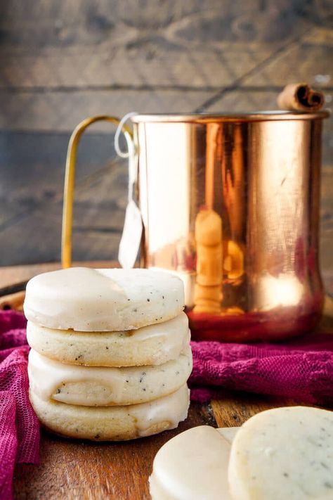 These Vanilla Chai Shortbread Cookies are simple with a little spice and a whole lot of cozy! Chai Shortbread, Tarte Fine, Shortbread Cookie Recipe, Vanilla Chai, Tea Cookies, Dessert Lover, Baking Sweets, Tea Cakes, Shortbread Cookies