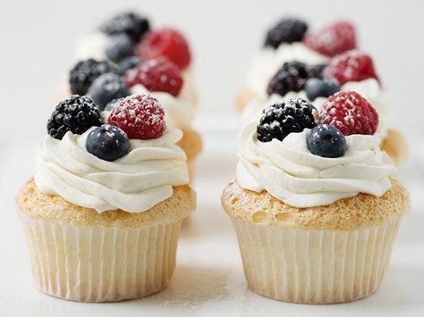 Angel Food Cupcakes with Whipped Cream and Berries Angel Food Cake Cupcakes, Colored Cupcakes, Angel Food Cupcakes, Angel Food Cake Pan, Food Cupcakes, Angel Food Cake Mix Recipes, Holiday Goodies, Cupcake Flavors, Angel Cake