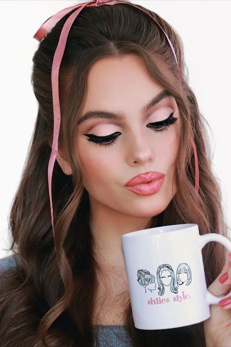 Pink Makeup Looks Soft, 60s Makeup And Hair, 60s Inspired Makeup, Sixties Makeup, Makeup Looks Soft, Pink Makeup Looks, Look Disco, Disco Hair, 60s Makeup