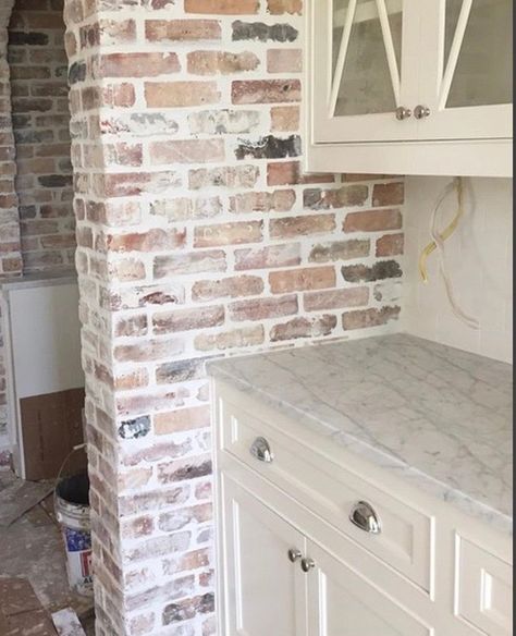 Old Chicago brick with white mortar Kitchen Backsplash With Dark Cabinets, White Cabinet Kitchen, Kitchens Backsplash, Backsplash Ideas Kitchen, Kitchen Backsplash With White Cabinets, Brick Fireplace Wall, Backsplash Kitchen White Cabinets, Backsplash White, L Kitchen