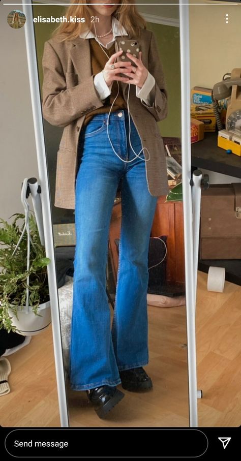 Flared Jeans Aesthetic 70s, Flare Jeans Outfit Alternative, Flared Leg Jeans Outfit, Flare Capri Jeans Outfit, Winter Outfits With Flared Jeans, Comfy 70s Outfit, Outfits With Bootleg Jeans, Blue Bootleg Jeans Outfit, Fall Outfit With Flare Jeans