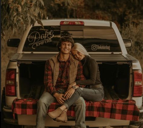 Horse Couple, Couple Senior Pictures, Country Couple Pictures, Country Relationships, My Dream Life, Cute Country Couples, Western Photoshoot, Country Couples, Cute Relationship Photos