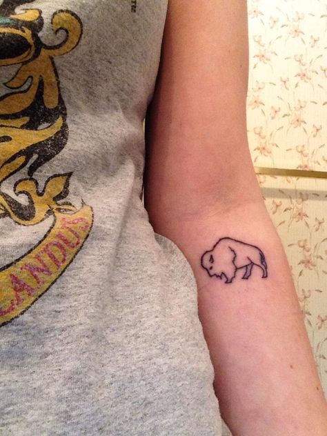 small finger tat Bison Outline Tattoo, Buffalo Outline Tattoo, Small Bison Tattoo, Small Buffalo Tattoo, Bison Tattoo Ideas For Women, Yellowstone Tattoo Ideas, Yellowstone Tattoo, Bison Outline, Buffalo Tattoo Ideas