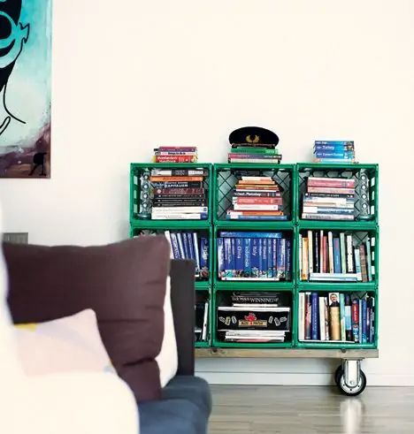 8 Ways to Make Furniture With Plastic Crates Milk Crate Shelves, Easy Closet Storage, Milk Crate Furniture, Crate Stools, Milk Crate Storage, Plastic Milk Crates, Crate Shelves Diy, Crate Nightstand, Plastic Crate