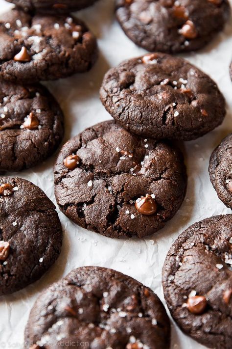 Made with two types of cocoa powder for deep chocolate flavor, these dark chocolate cookies feature soft, brownie-like centers and crisp edges. They’re studded with chocolate chips and sprinkled with sea salt for a little something special! Recipe on sallysbakingaddiction.com Cocoa Powder Recipes, Sallys Baking, Cookie Board, Hot Cocoa Cookies, Best Christmas Cookie Recipe, Easy Christmas Cookie Recipes, Dark Chocolate Cookies, Cocoa Cookies, Frozen Cookies