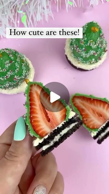 Oreo Christmas Tree Cookies, Christmas Themed Chocolate Strawberries, Chocolate Covered Strawberry Tree, Christmas Chocolate Covered Strawberries, Edible Christmas Tree, Oreo Christmas, Christmas Tree Chocolates, Strawberry Tree, Covered Strawberry