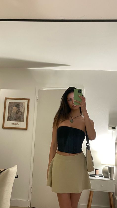 cool girl going out fit, statement nevklace, tube top outfit Black Tube Top Outfit Aesthetic, Black Tube Top Outfit, Tube Outfit, Tube Top Outfit, Grey Pants Outfit, Green Tube Top, Tube Top Outfits, Nyc Night, Nyc Outfits