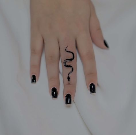 Tiny Snake Tattoo Finger, Snake Finger Tattoos For Women, Tattoo Snake Finger, Snake Finger Tattoo, Dove Cameron Tattoo, Word Tattoo Ideas, Black And White Snake, Snake Tattoos, Finger Tattoo For Women