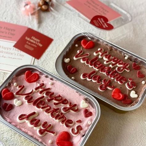 💞 Valentine's Day Cakes, Valentines Bakery, Dessert Business, Valentine Cakes, Bolo Vintage, Valentines Baking, Dessert Packaging, Valentine Desserts, Mini Cakes Birthday