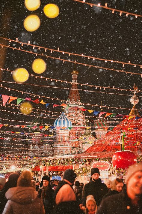 Christmas In Russia, Russia Vibe, Moscow Russia Travel, Moscow Winter, Clouds Wallpaper Iphone, Russian Culture, Merry Christmas Wishes, Cloud Wallpaper, Married Christmas