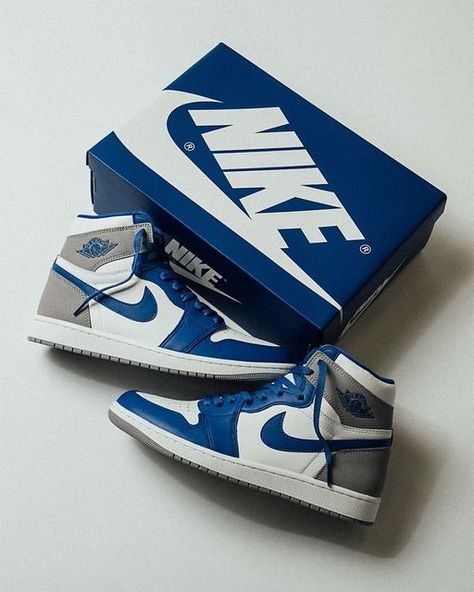 Blue Air Jordan 1, New Sneaker Releases, Jordan 1 Outfit, Football Shirt Designs, Urban Shoes, Blue Jordans, Memes Status, Cute Nike Shoes, Air Jordan 1 Retro High Og