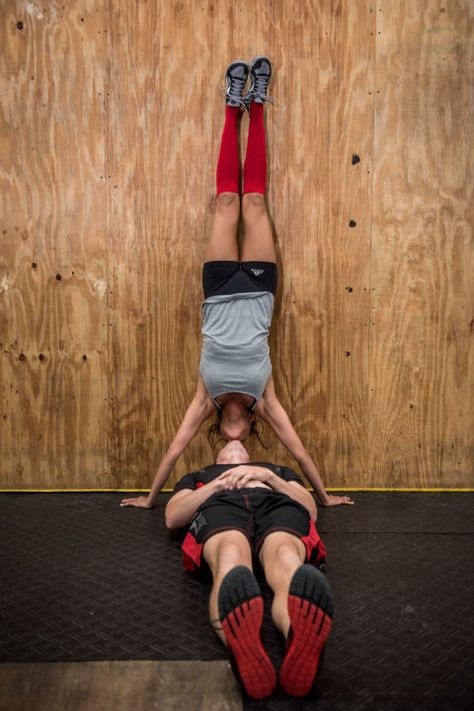 11 Amazing Engagement Photos of a CrossFit-Obsessed Couple Crossfit Wedding, Crossfit Couple, Fitness Couples, Creative Engagement Photo, Pictures Couples, Fun Engagement Photos, Couples Engagement Photos, Fitness Inspiration Body, Photography Engagement