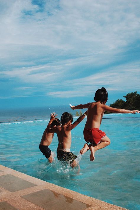 Three Boy's Jumping Into the Water Devils Den, Swimming Lessons For Kids, Aquatic Therapy, Havasu Falls, Family Vacation Spots, Blue Hole, Water Safety, Best Family Vacations, Travel Safety