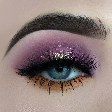 Hocus Pocus Eye Makeup, Hocus Pocus Inspired Makeup, Hocus Pocus Eyeshadow Looks, Hocus Pocus Makeup Looks, Halloween Eyeshadow Looks, Eye Makeup Orange, Hocus Pocus Nails, Hocus Pocus Makeup, Trendy Eye Makeup