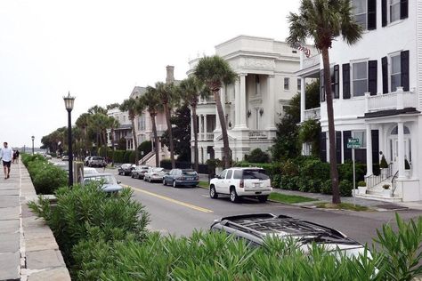 Best things you need to do in Charleston, SC - local expert travel guide Charleston Travel Guide, Charleston Travel, Battery Park, Live Oak Trees, Romantic Things To Do, White Gardens, Beautiful Sunrise, Florida Travel, Charleston Sc