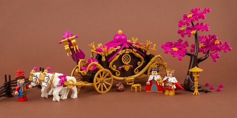 This LEGO carriage built by Jonas Kramm (@jonaskramm) is the pinnacle of royal wealth. Royal Carriage, Micro Lego, Lego Custom Minifigures, Amazing Lego Creations, Lego Castle, Lego Builder, Lego News, Royal Colors, Lego Worlds