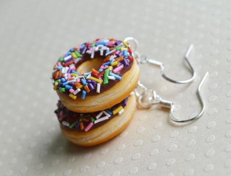 Strawberry Doughnut, Cream Filled Cupcakes, Chocolate Doughnut, Choco Biscuit, Chocolate Doughnuts, Clay Magnets, Miniature Food Jewelry, Diy Jewelry Unique, Polymer Clay Animals