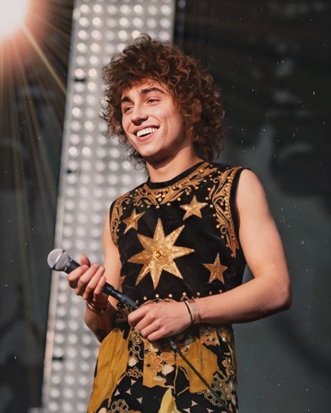 𝙂𝙧𝙚𝙩𝙖 𝙑𝙖𝙣 𝙁𝙡𝙚𝙚𝙩 on Instagram: “josh @ lolla @josh_gvf  #gretavanfleet #gvf #joshkiszka #jakekiszka #samkiszka #dannywagner #fleetphoto” Josh Kiszka, Greta Van Fleet, On Stage, Van, Hair